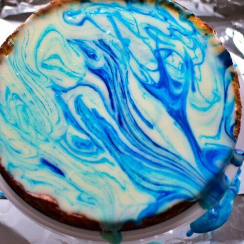 Köstlicher Blauer Mirror-Cheesecake - mit weißer Schokolade: Cremig, knusprig und himmlisch - ein Dessert zum Verlieben.