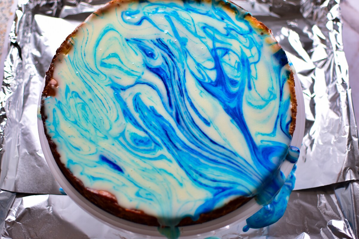 Blauer “Mirror-Cheesecake” mit weißer Schokolade
