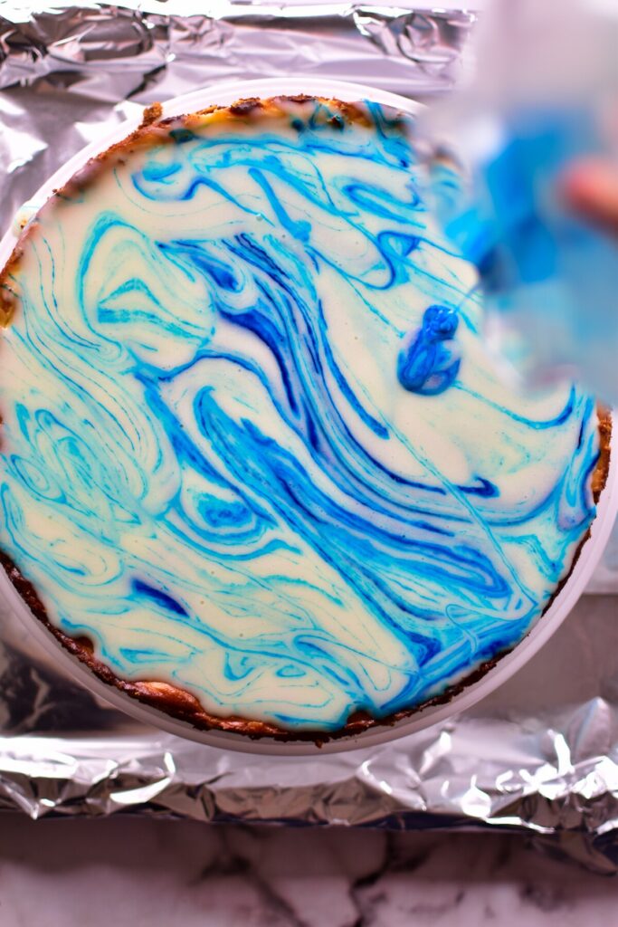 Verführerischer Kuchen: Blauer Mirror-Cheesecake mit zartschmelzender weißer Schokolade - unwiderstehlich lecker.
