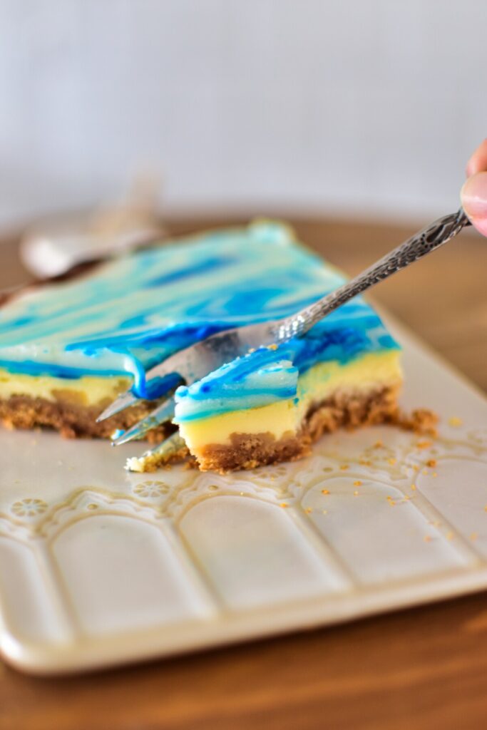 Blauer Mirror-Cheesecake: Frischkäse trifft auf weiße Schokolade - ein Gaumenschmaus der Extraklasse.
