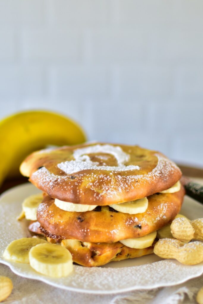 Pancakes aus der Heißluftfritteuse - Elvis Version mit Erdnussbutter, Schokochips und Bananen.
