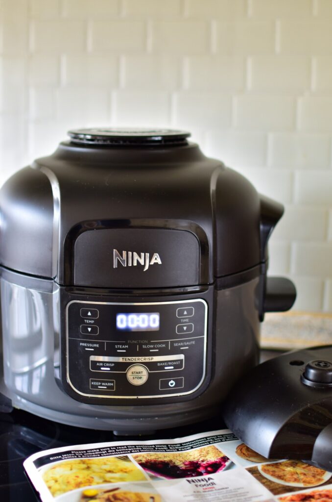 Ninja Foodi Test: Der Multikocher Mini kann im Erfahrungsbericht auch mit seinem Zubehör und vor allem mit der Vielseitigkeit glänzen.