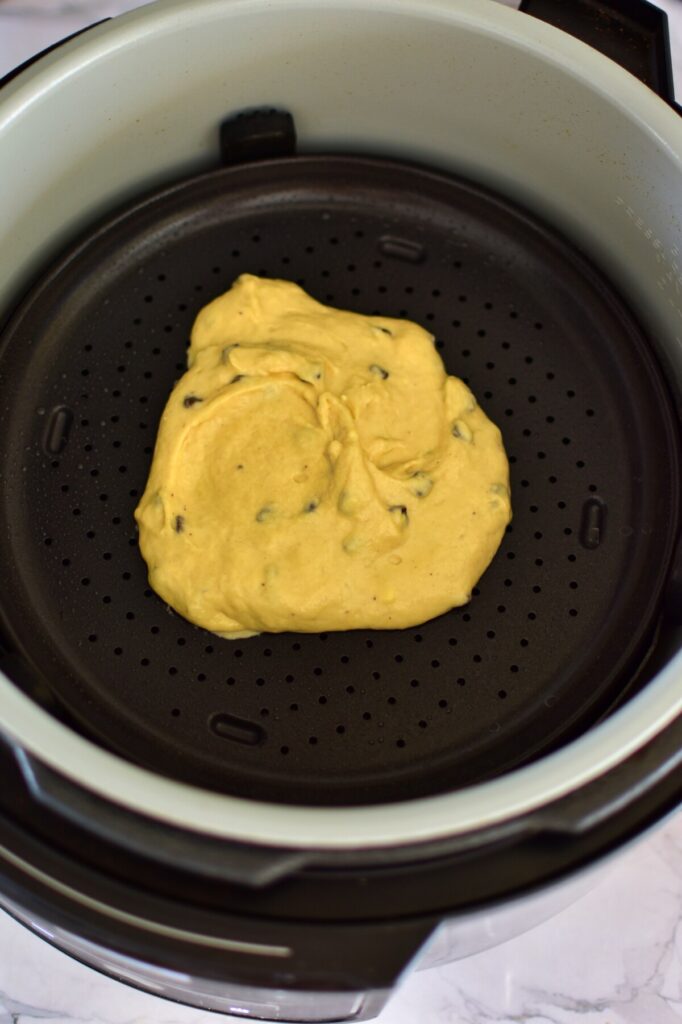 Pancakes aus der Heißluftfritteuse - Teig in Backform geben.