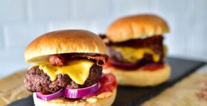 Burger Patties in der Heißluftfritteuse - Schnell, einfach und unglaublich lecker! Erfahre, wie du mit nur wenigen Handgriffen saftige Burger zubereitest, die deine Burger-Liebe neu entfachen werden.