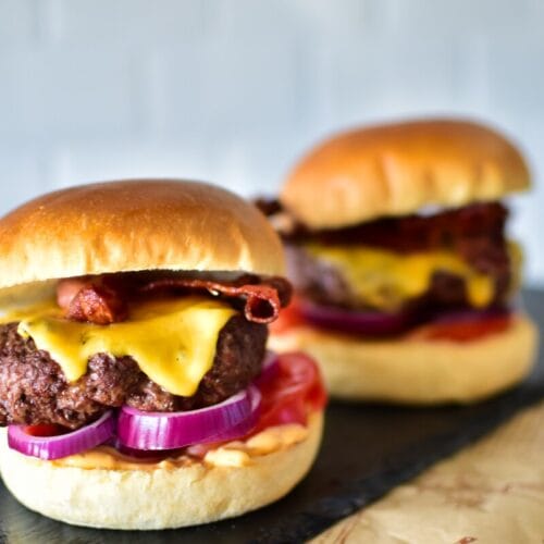 Burger Patties in der Heißluftfritteuse - Schnell, einfach und unglaublich lecker! Erfahre, wie du mit nur wenigen Handgriffen saftige Burger zubereitest, die deine Burger-Liebe neu entfachen werden.