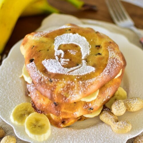 Elvis Pancakes mit Elvis-Gesicht aus Puderzucker