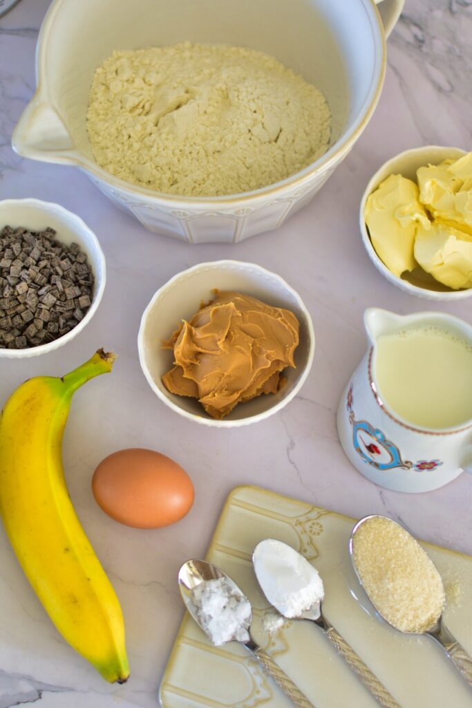 Zutaten für Elvis Pancakes: Bananen, Erdnussbutter, Schokostückchen.