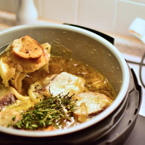 Slow Cooker Zwiebelsuppe mit Käse überbacken