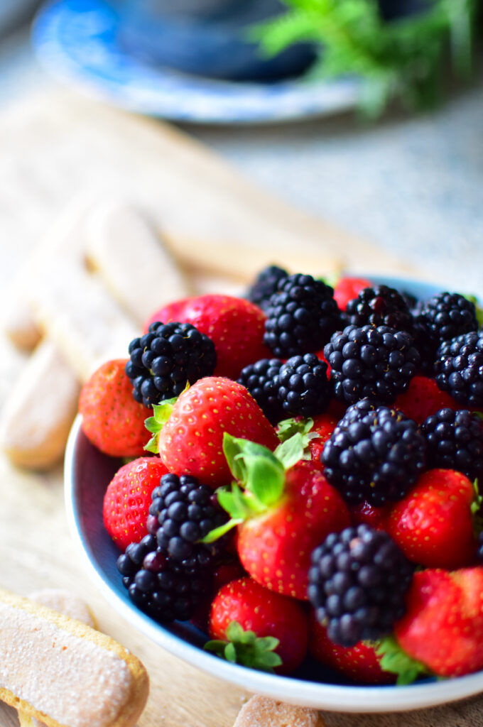 Frische Erdbeeren und Brombeeren - perfekt für ein fruchtiges Tiramisu