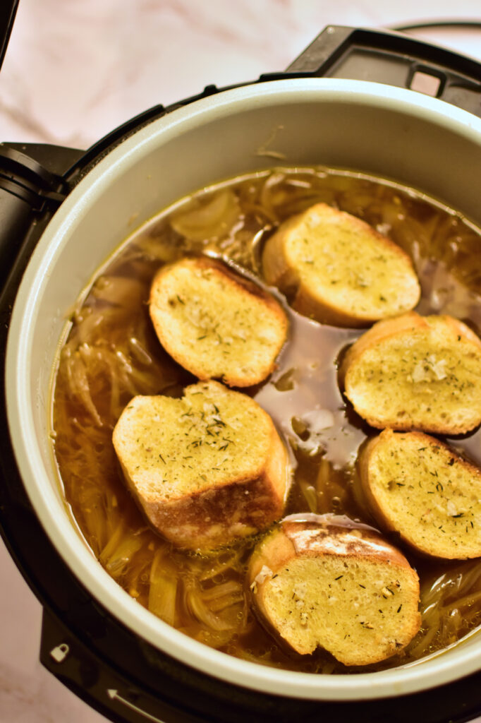 Eine wichtige Komponente der Französischen Zwiebelsuppe ist das knusprige Knoblauch-Baguette