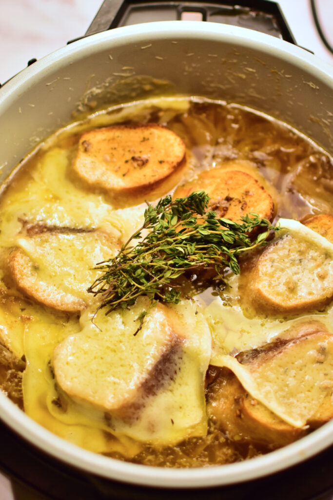 Die wohl leckerste Suppe aller Zeiten: langsam gekochte Französische Zwiebelsuppe!