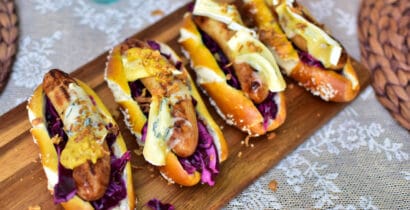Oktoberfest Hot Dogs mit Bavaria Blue, Rotkohl-Salat und würziger Bratwurst