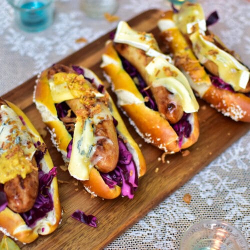 Oktoberfest Hot Dogs mit Bavaria Blue, Rotkohl-Salat und würziger Bratwurst