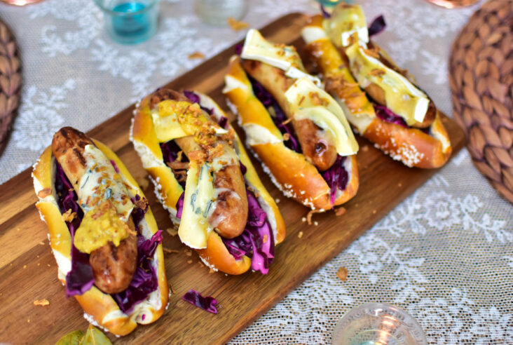 Oktoberfest Hot Dogs mit Bavaria Blue, Rotkohl-Salat und würziger Bratwurst