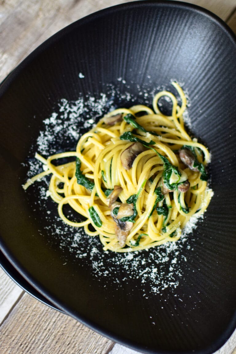 Nudeln in Knoblauch-Parmesan-Sauce mit Champignons und Spinat