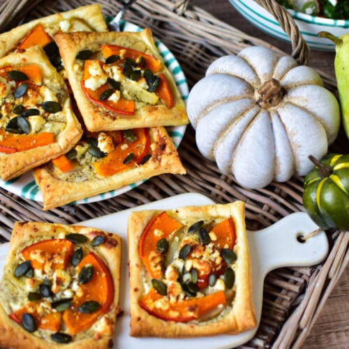 Kürbis Blätterteig Tartelettes auf einem Tablett