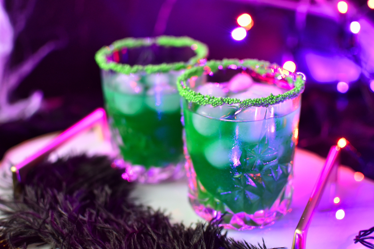 Grüner Halloween Cocktail mit Glitzer: Vergifteter Apfel