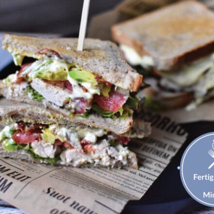 Schnelles und einfaches Clubsandwich mit Hähnchen, Bacon und Avocado