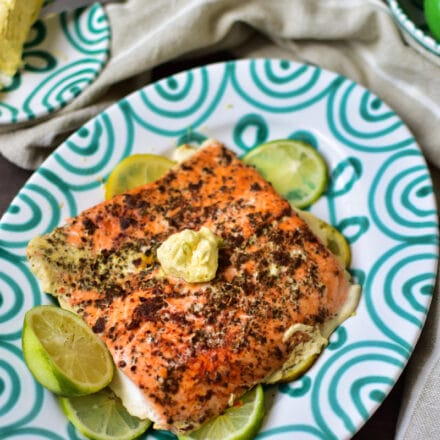 Slow Cooker Lachs serviert mit einer Chili Limetten Butter