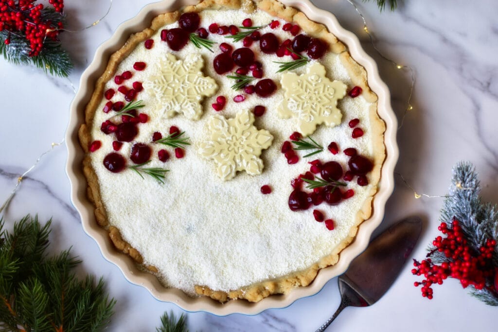 Süße Weihnachtstarte mit Kirschen