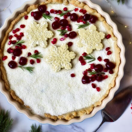 Süße Weihnachtstarte mit Kirschen