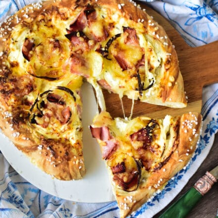 Einfache Brizza im Airfryer, selbstgemacht mit TK Teig