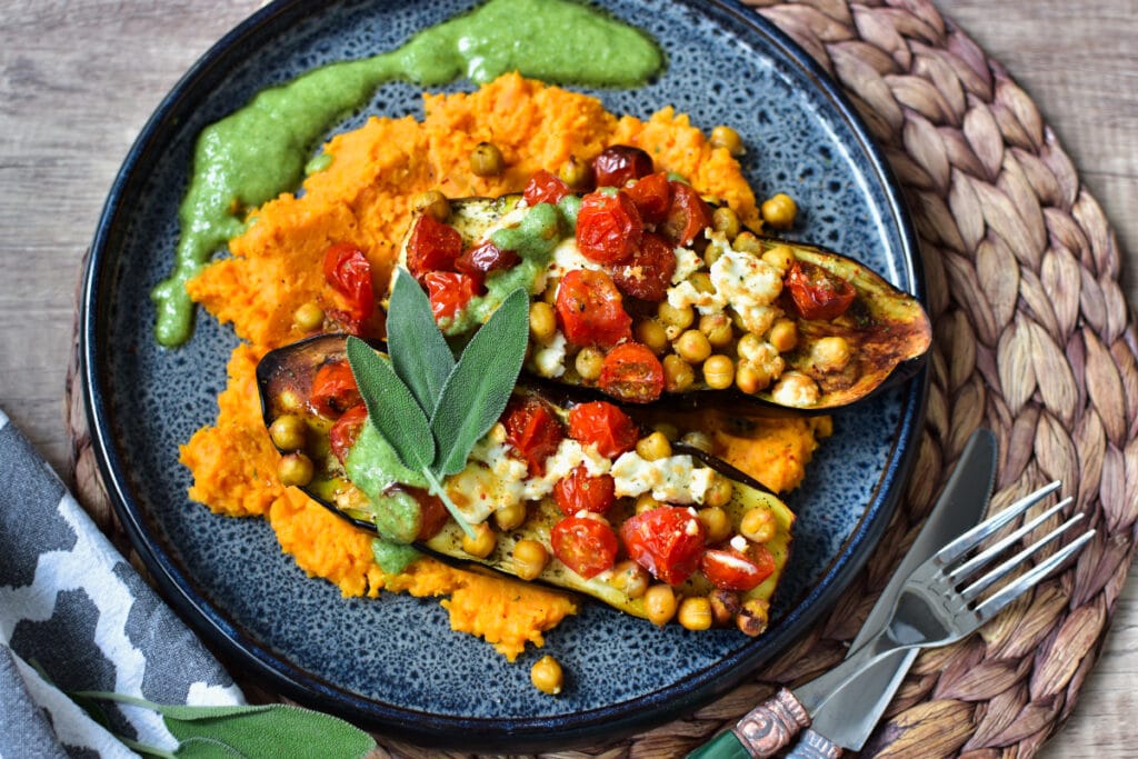 Heißluftfritteuse Aubergine auf Süßkartoffelpüree und Salbeipesto