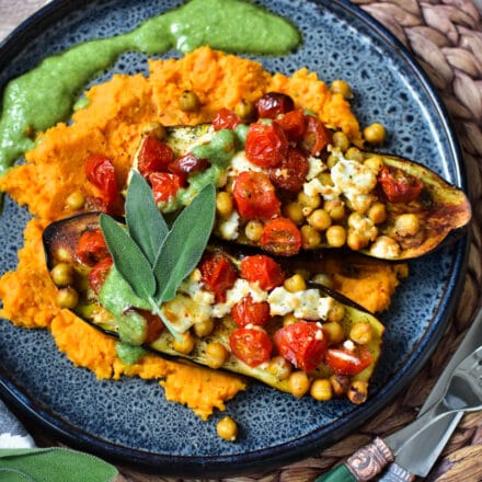 Heißluftfritteuse Aubergine auf Süßkartoffelpüree und Salbeipesto