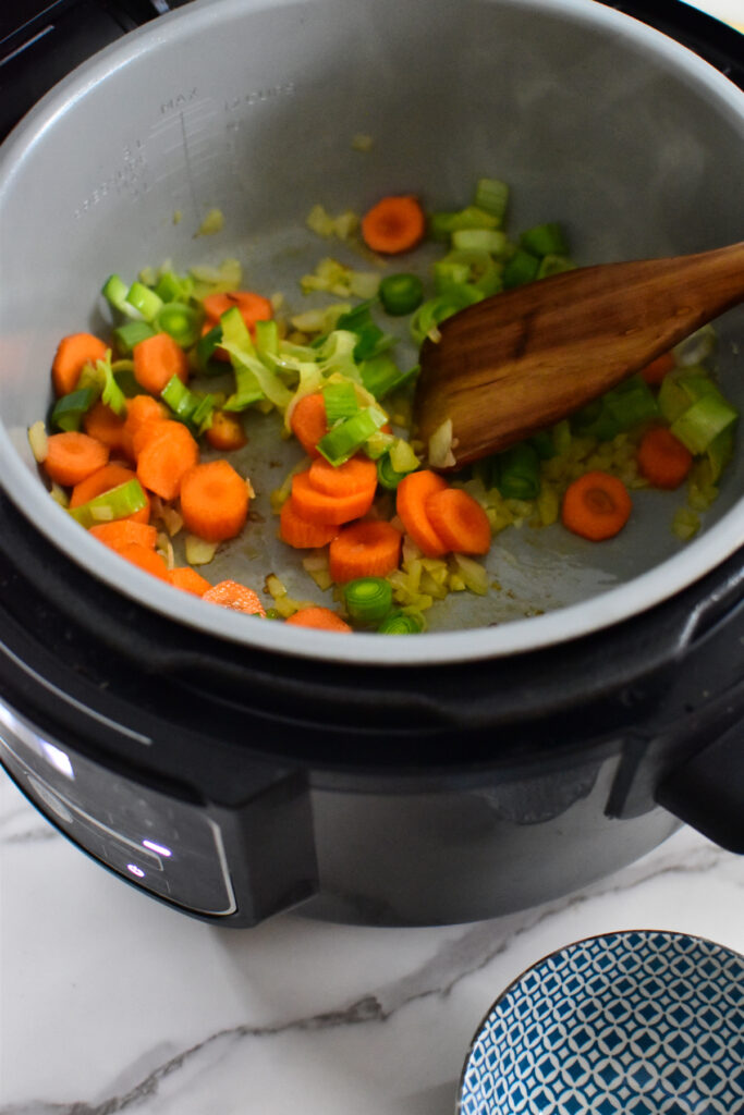 Gemüse wird im Foodi mit der Saute Funktion angebraten