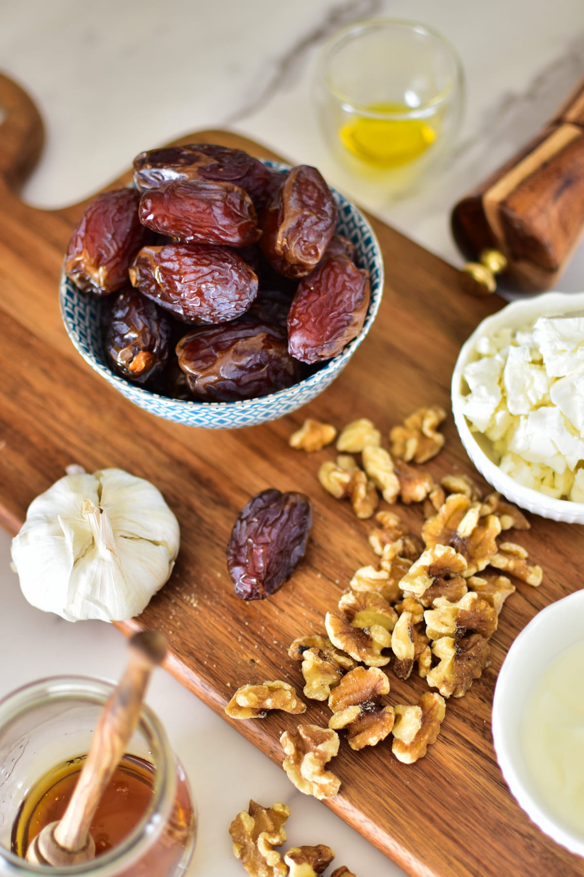 Gefüllte Datteln mit Walnüssen und Fetacreme Gefüllte Datteln mit Walnüssen und Fetacreme