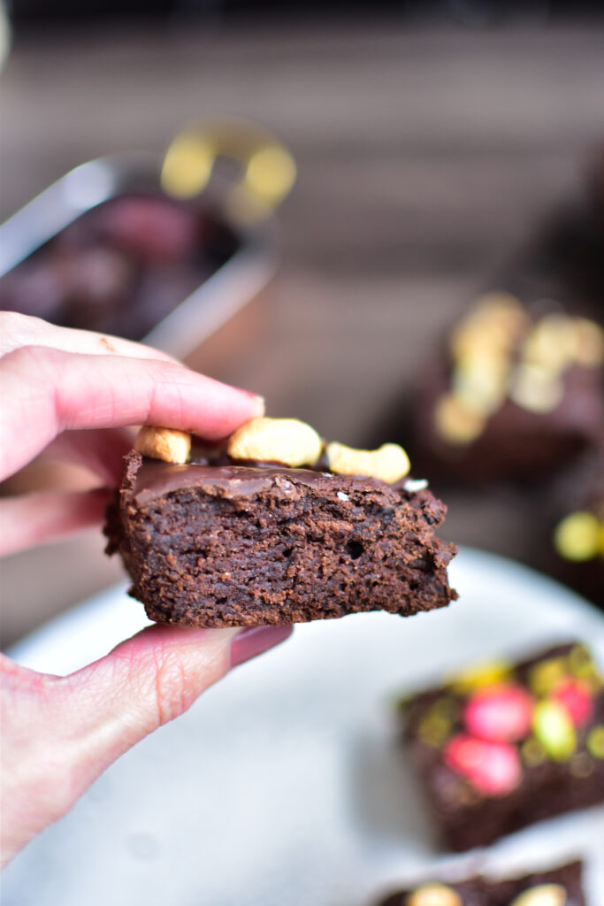 Gesunde Brownies mit Datteln: Super weich, saftig und schokoladig