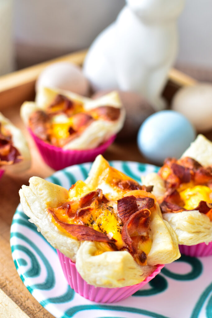 Frühstück aus dem Airfryer kann so lecker sein. Gefüllter Blätterteig mit Schinken, Ei und Käse.