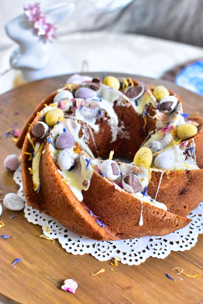 Ein verlockender Kuchen mit zartem Rosenwasser-Aroma, perfekt für die Osterfeierlichkeiten!
