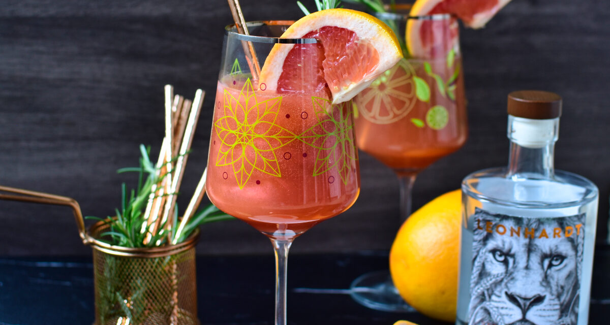 Eines der spritzigsten Cocktail Rezepte mit Korn: Pink Glitter 
