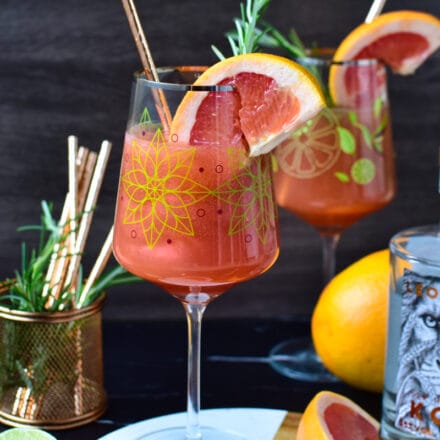 Entdecke die spritzige Erfrischung des Sommers mit unserem neuen Granatapfel-Grapefruit Cocktail mir Korn. Ein pinker Glitzer Cocktail, der deine Sinne verzaubert und dir das Gefühl gibt, in einem fruchtigen Paradies zu sein. Cheers!