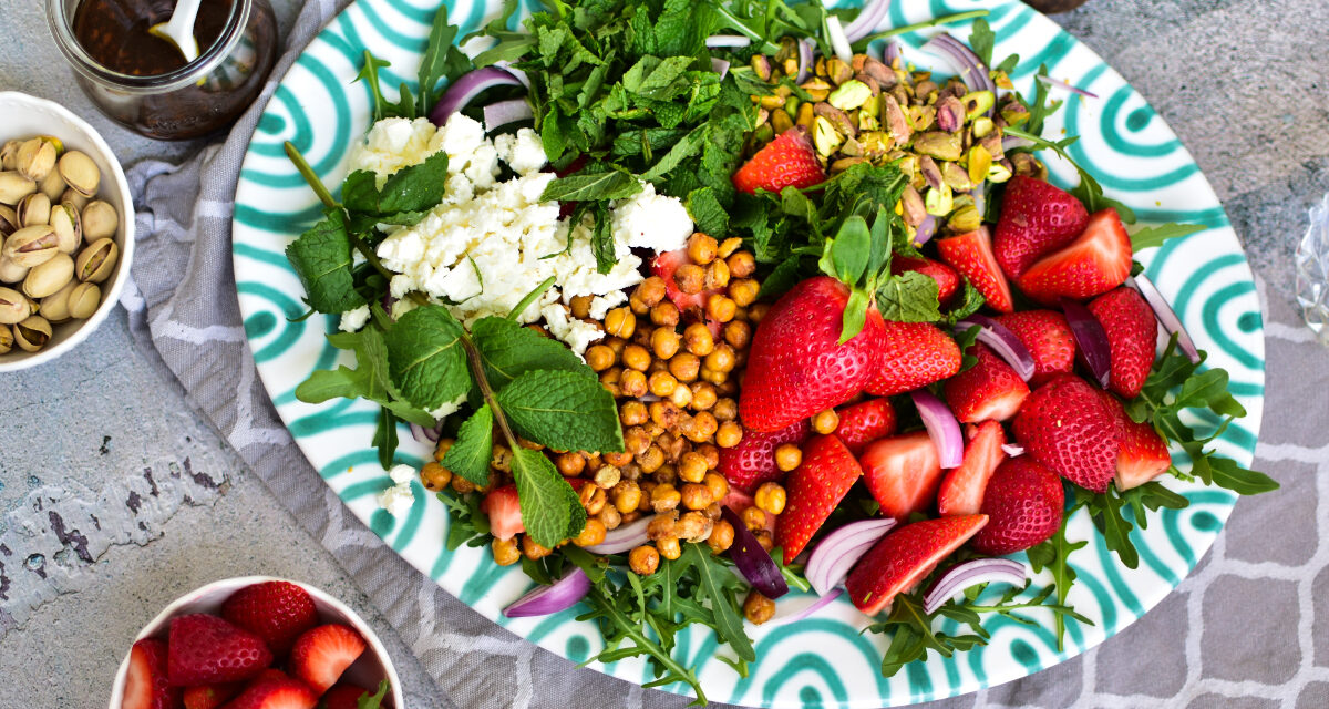 Entdecke ein erfrischendes Rezept für einen knusprigen Salat mit Erdbeeren, Kichererbsen und cremigem Feta - ideal für die warmen Tage!