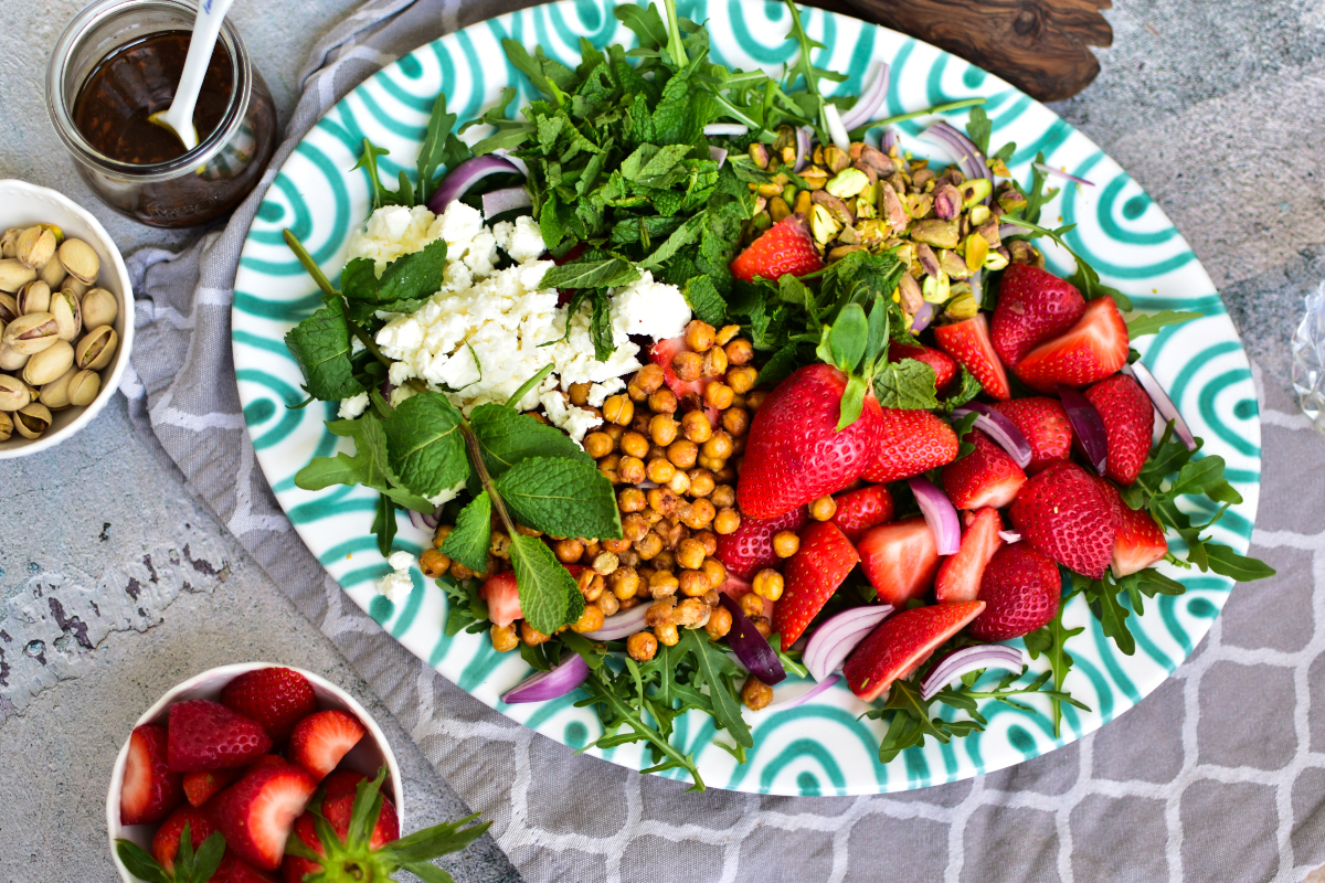 Knuspriger Salat mit Erdbeeren und Feta