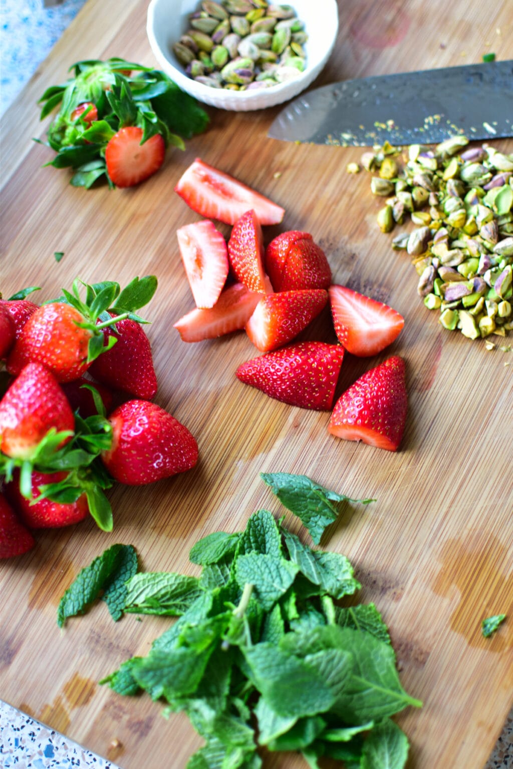 Knuspriger Salat mit Erdbeeren und Feta Knuspriger Salat mit Erdbeeren und Feta