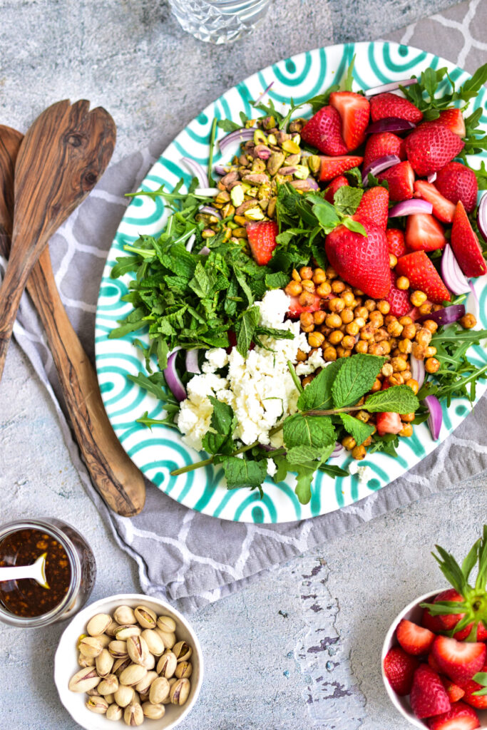 Tauche ein in die Aromen des Sommers mit diesem erfrischenden Salat, der mit seinen fruchtigen Erdbeeren und cremigen Feta jede Mahlzeit aufwertet