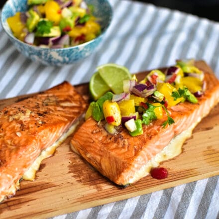 Frische Zutaten, arrangiert: reife Mangos, cremige Avocados und aromatische Kräuter bilden eine köstliche Salsa, die die gegrillten Lachsfilets veredelt.