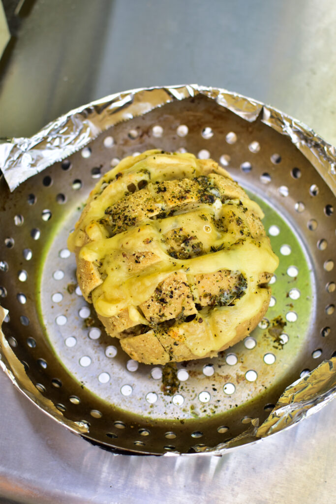 Grillbeilage mit Pfiff: Zupfbrot mit würziger Kräuterbutter und geschmolzenem Käse