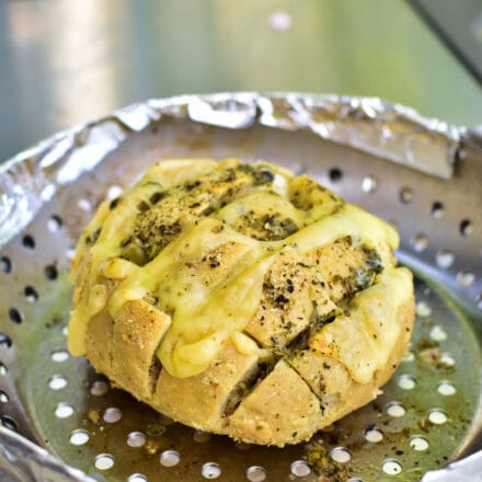 Zupfbrot vom Grill - knuspriges Brot gefüllt mitEmmentaler Käse