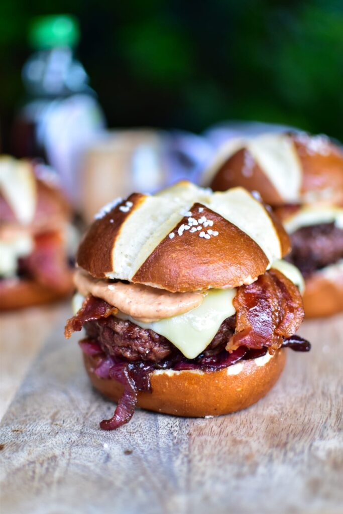 Rezept für Candied Bacon Burger vom Grill