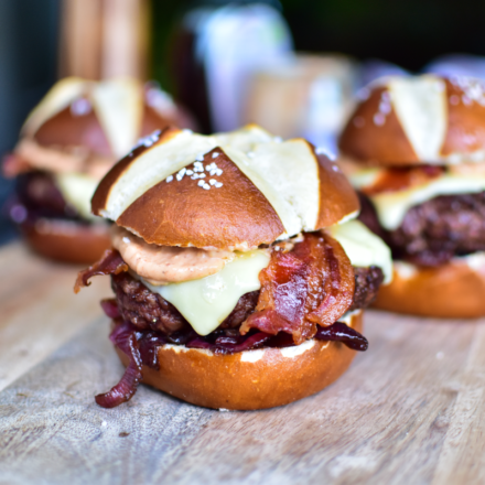 Hamburger mit kandiertem Bacon vom Grill