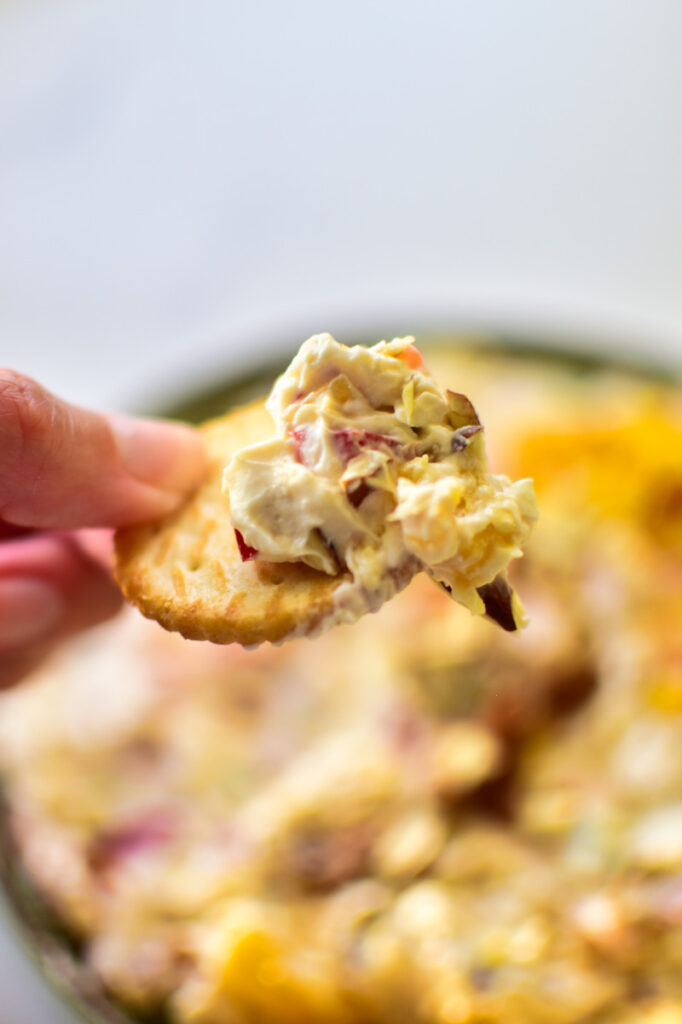 Einfacher Sommer Dip: Frischkäse-Ananas-Dip auf einem Cracker