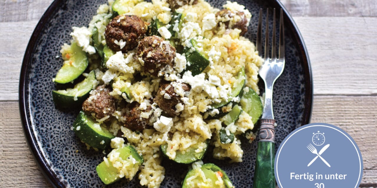 Zucchini-Hackfleischbällchen-Pfanne mit Reis und Feta