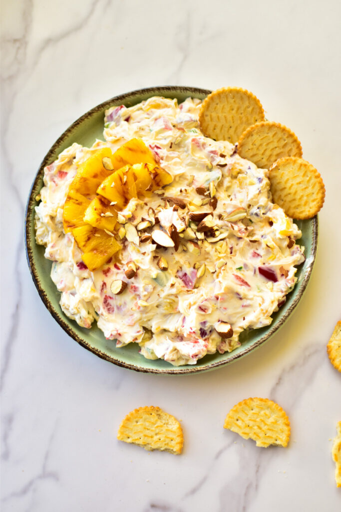 Frischkäse Ananas Dip mit Mandeln, Zwiebel und Paprika