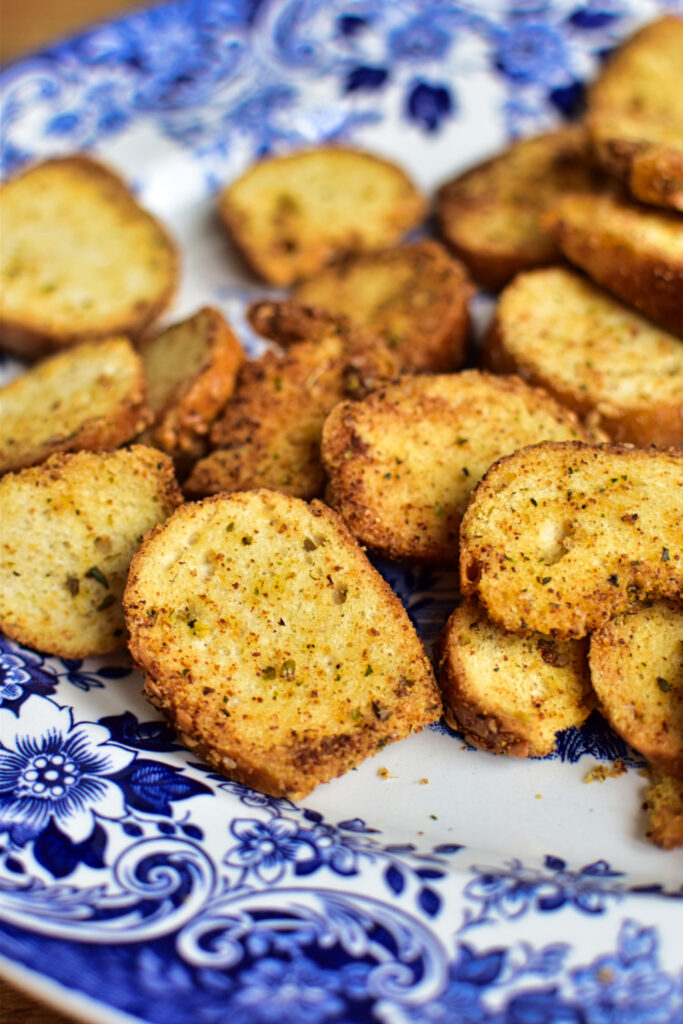 Servierplatte mit knusprigen Airfryer Bagel Chips, bereit zum Genießen