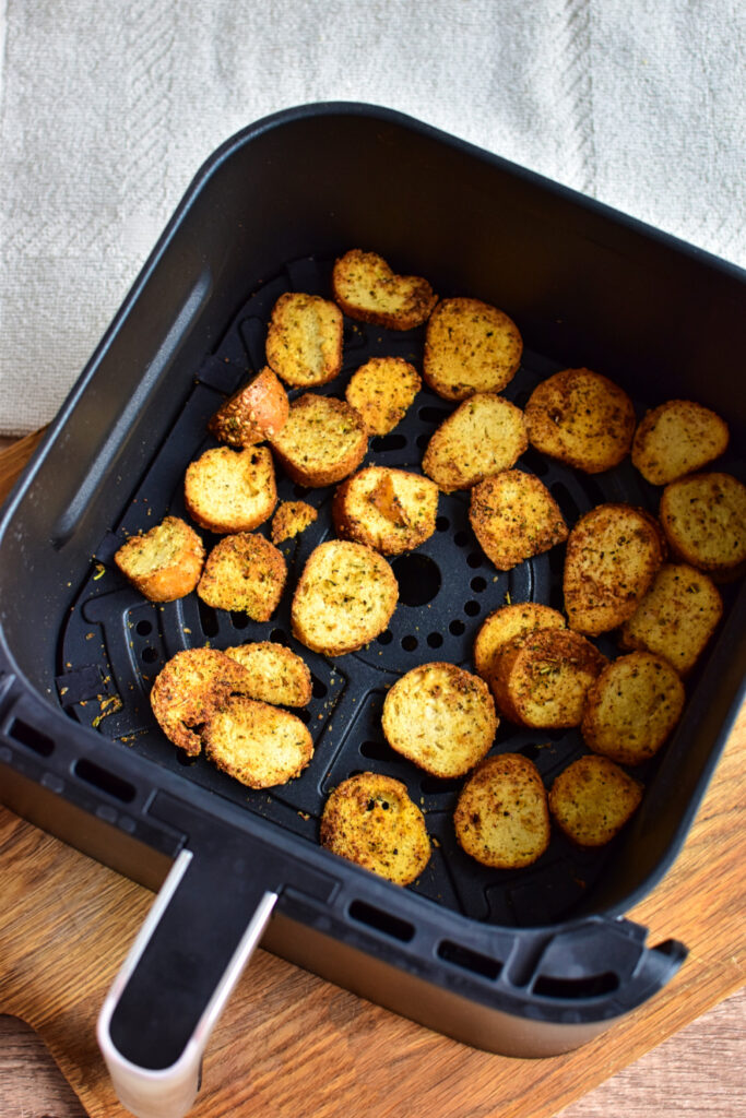 Bagelscheiben, die im Airfryer-Korb angeordnet sind.