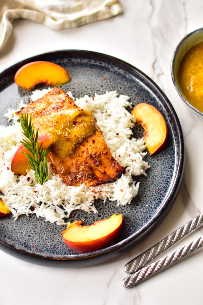 Nahaufnahme von saftigem Lachs mit einer glänzenden Pfirsich-Glasur.